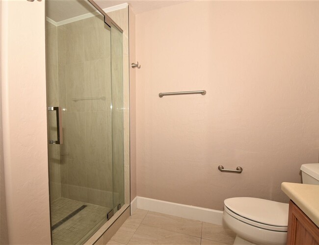 Building Photo - Fantastic 1 Bedroom Condo With Attached Ga...