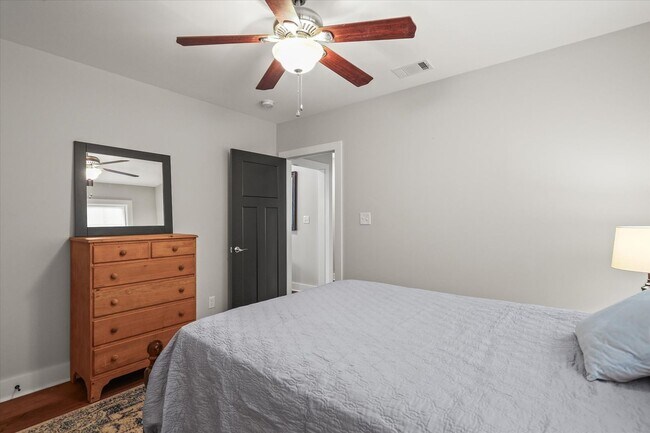 Building Photo - Short Term Only