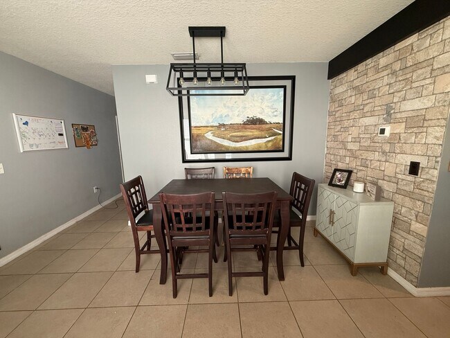 Building Photo - 3 Bedroom 2 Bath Single-Family Home (Garden Village)