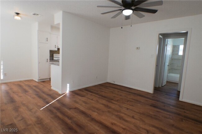 Building Photo - 2608 E Mesquite Ave