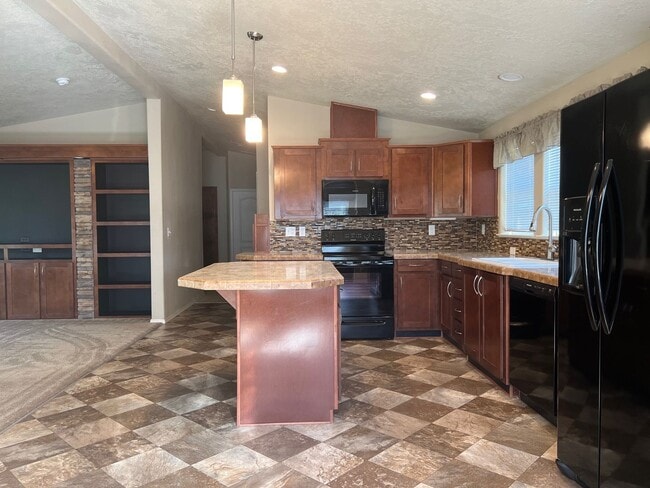 Building Photo - Beautiful Newer Home