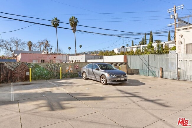 Building Photo - 827 N Alta Vista Blvd