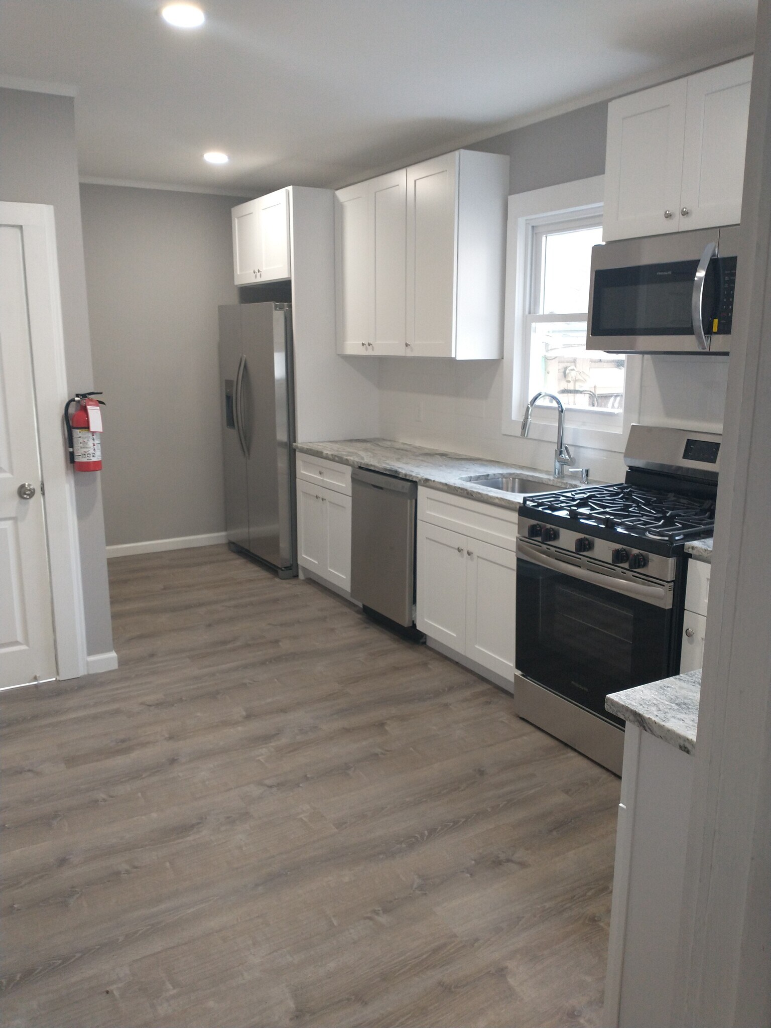 new eat in kitchen, granite counter tops ,tile backsplash, lots of cabinets - 128 Berwick St