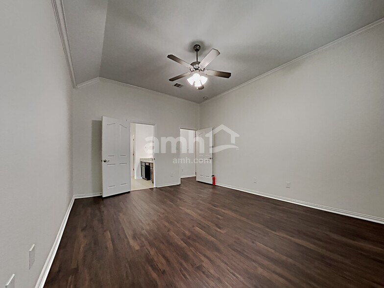 Building Photo - 2213 Oak Cir Dr N