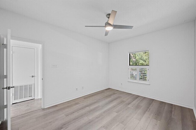 Building Photo - 4711 Spicewood Springs Rd