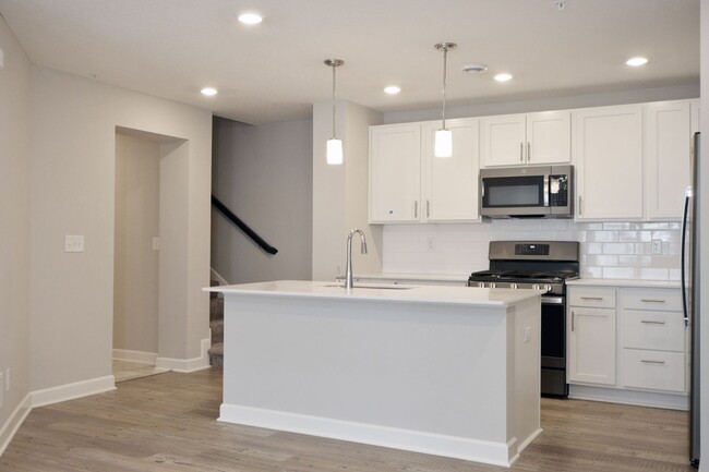 Building Photo - Beautiful 3-Bed 3-Bath Townhome in Blaine!