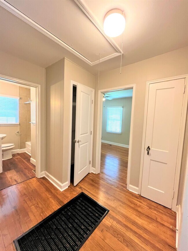 Building Photo - 204 SE Lakewood Dr