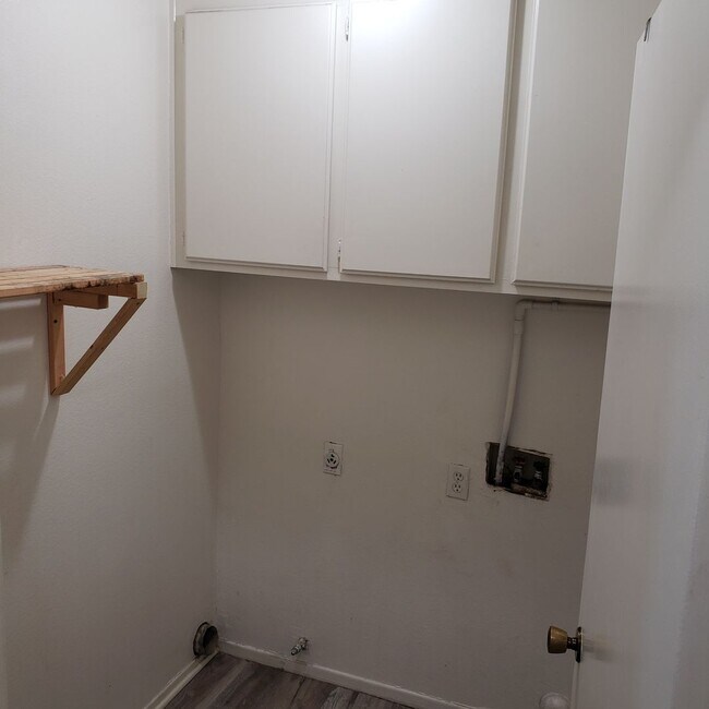 Building Photo - (((AVAILABLE))) REDLANDS 3bed 2 bath Must ...