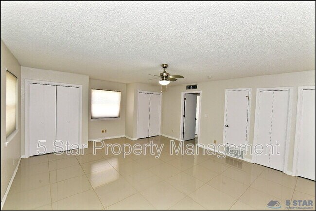 Building Photo - 529 Castlerock Ln