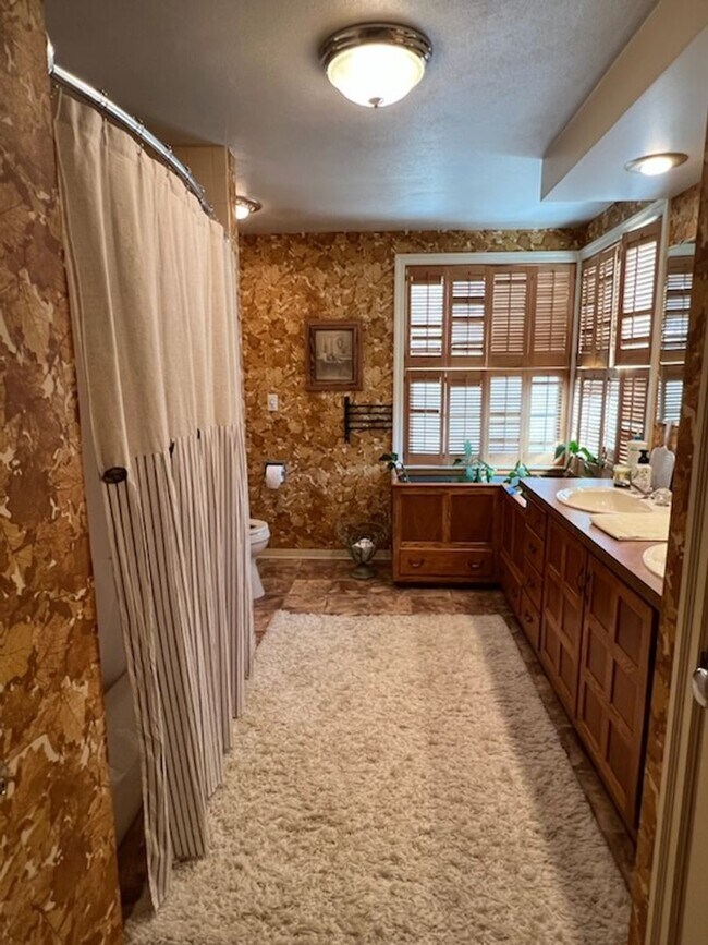 Building Photo - Located in the Historic District! 3+ beds, 1.5 bath, single garage, hardwood floors and MORE!