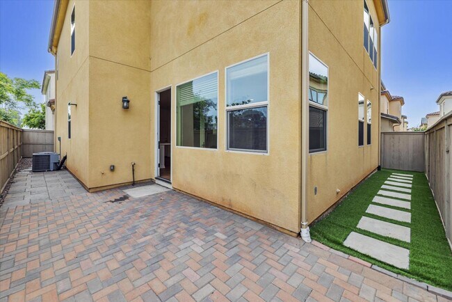 Building Photo - 1067 Sea Glass Wy