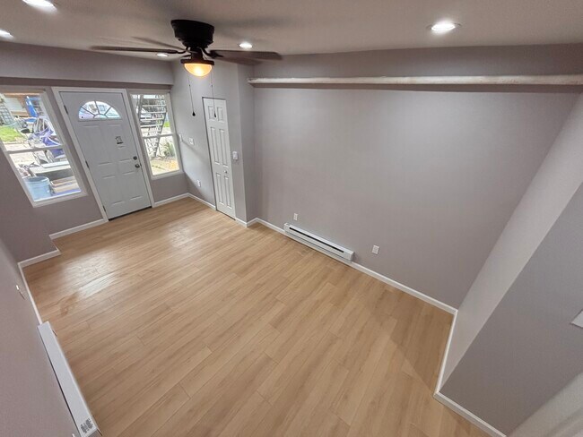 MASSIVE 23x10.5ft bedroom, with 2 walk-in closets! - 5650 Woodcrest Ave