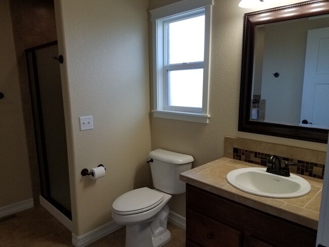 Building Photo - House For Lease