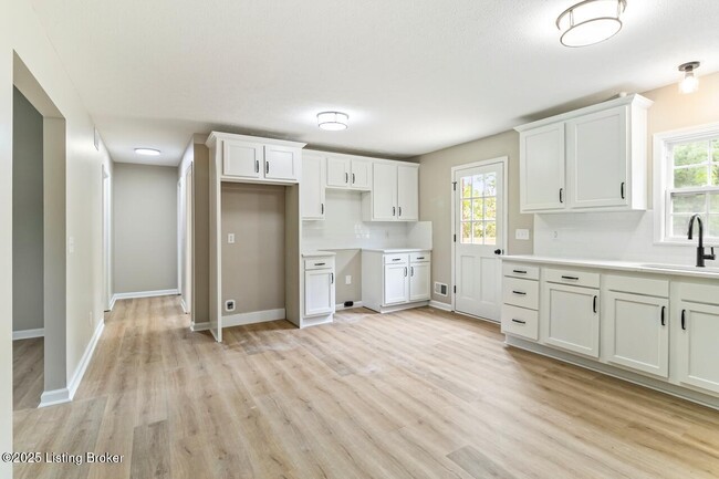 Building Photo - 2222 Elmcrest Dr