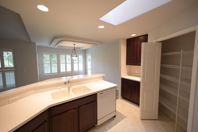 Building Photo - 2 bed + office, 2 bath, 2 car garage condo...