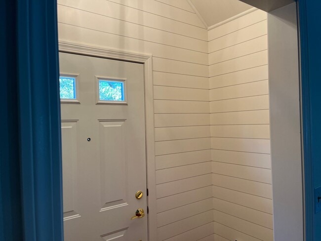 Building Photo - 3 Bedroom 2 Bath Furnished House Near Southport