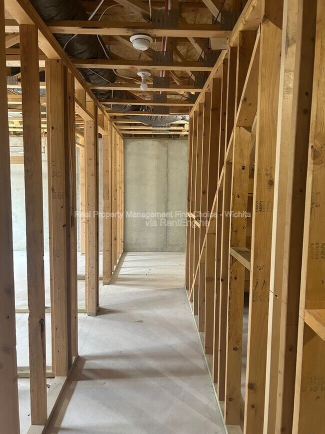 Building Photo - 902 E Bellows St
