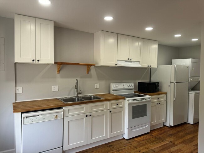 Building Photo - 1 Bedroom with water and electric included close to downtown Morganton!
