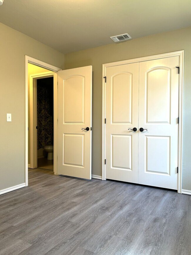 Building Photo - 9517 Crooked Creek Ln