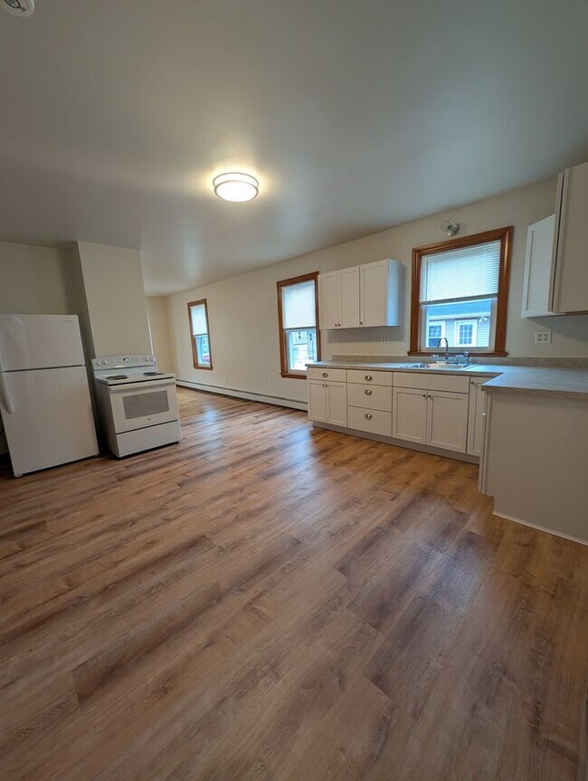 Building Photo - 306 N Main St