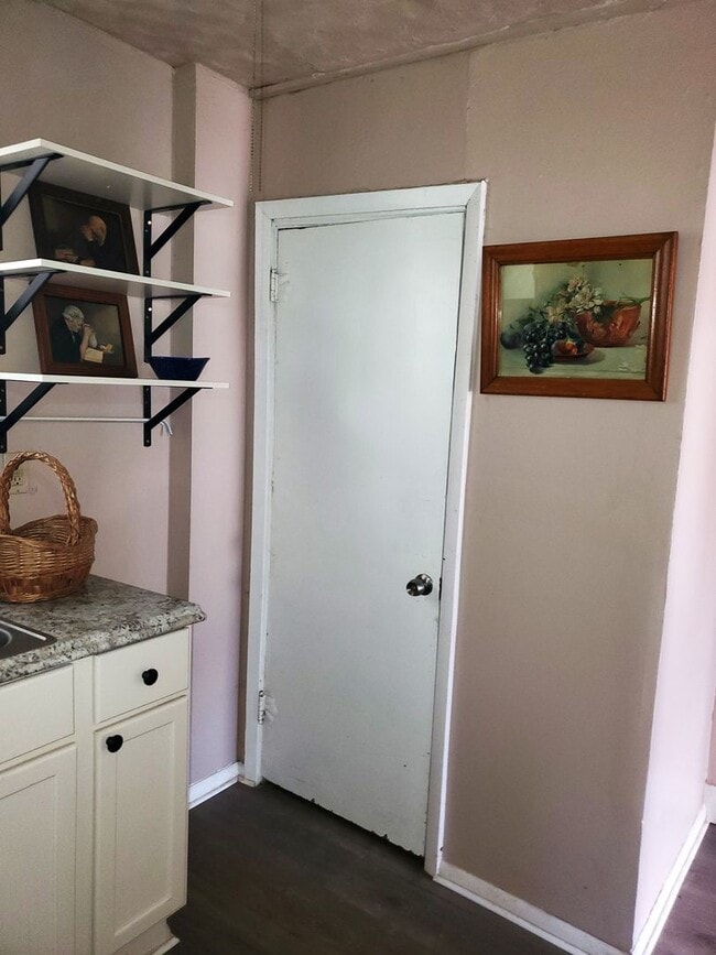 Building Photo - 1/2 off sec dep! Charming 1+-Bedroom Loft ...