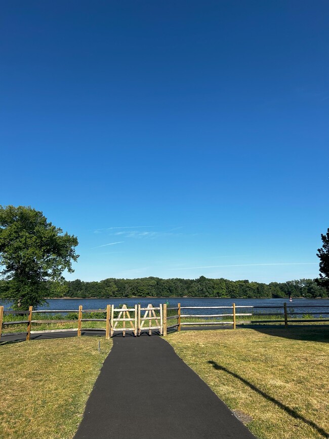Building Photo - 16760 River View Cir