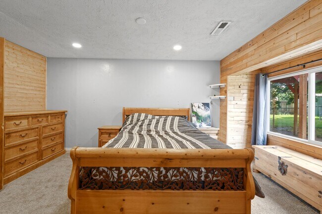 Building Photo - 3 Bedroom 2.5 Bathroom single level rancher with 30x40 insulated / heated shop Fully Furnished