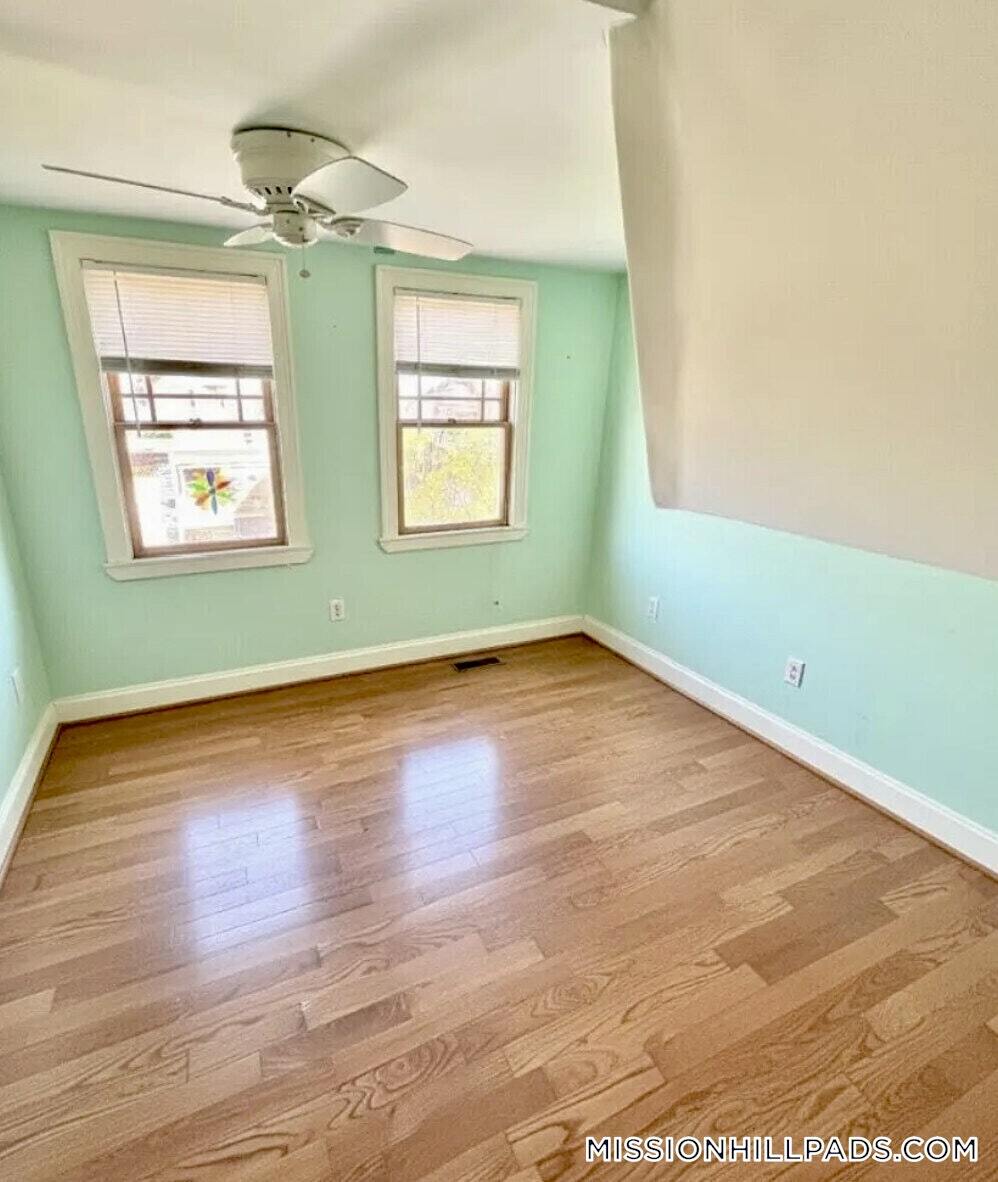 Building Photo - 67 Hillside St