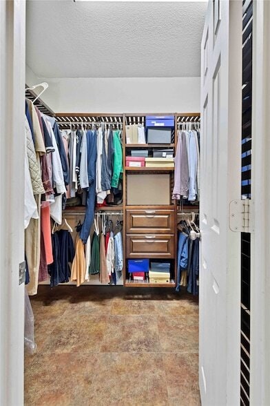 Building Photo - 7305 Oak Leaf Dr