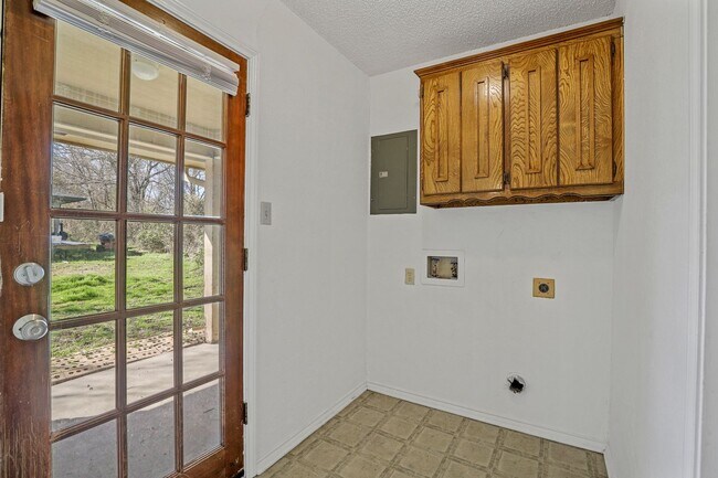 Building Photo - 215 E Pritchard Ln