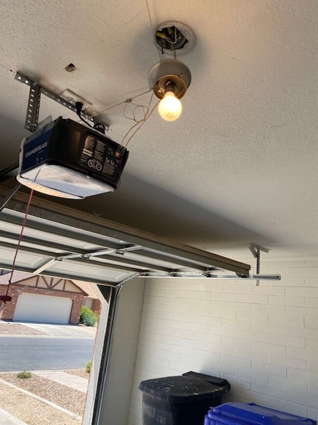 Building Photo - $1,975 For Lease SFH 3 Beds-2 Baths-2 Car ...