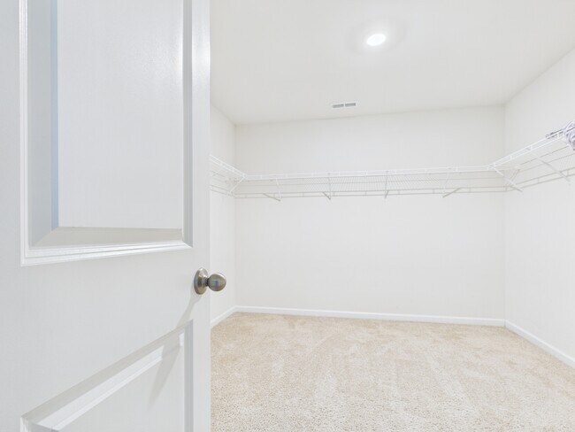 Building Photo - 2032 Highland Knoll Dr