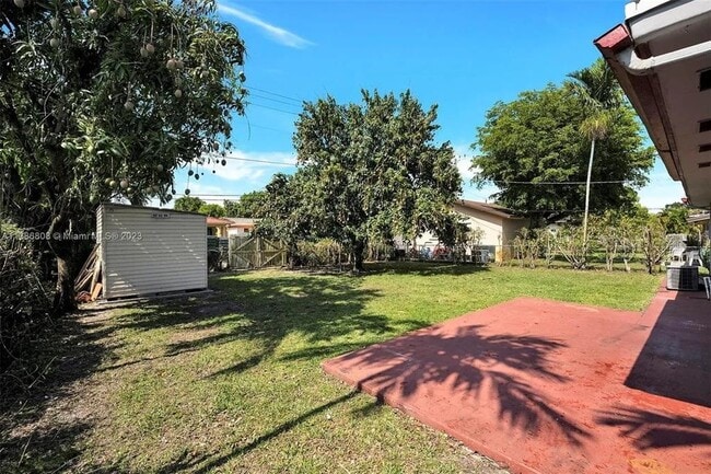 Building Photo - 437 Swan Ave