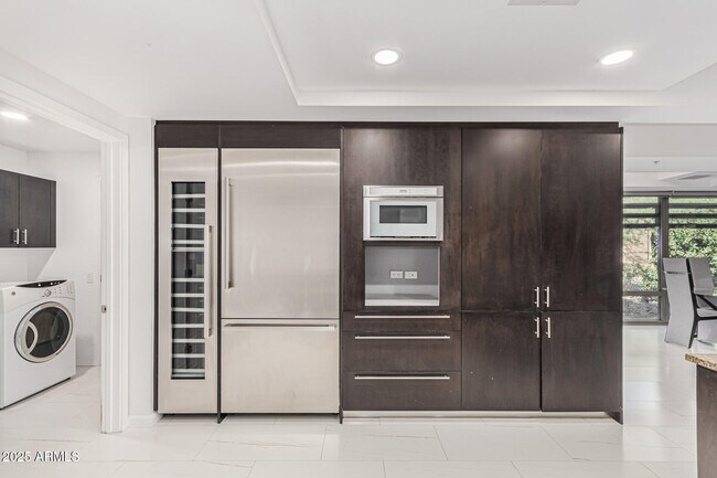 Building Photo - 7121 E Rancho Vista Dr
