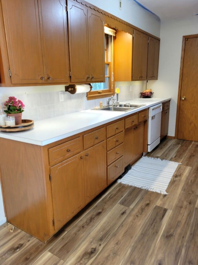 Building Photo - 3 Bedroom Unit