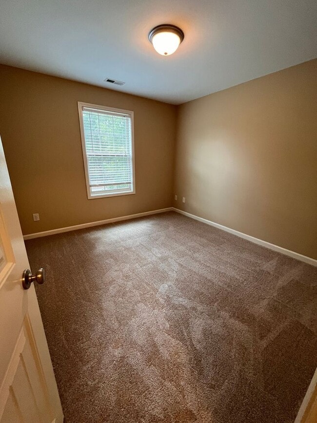 Building Photo - Lovely 3 bedroom Townhouse