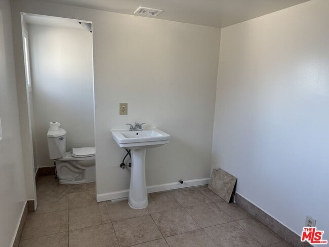 Building Photo - 2024 W 12th St