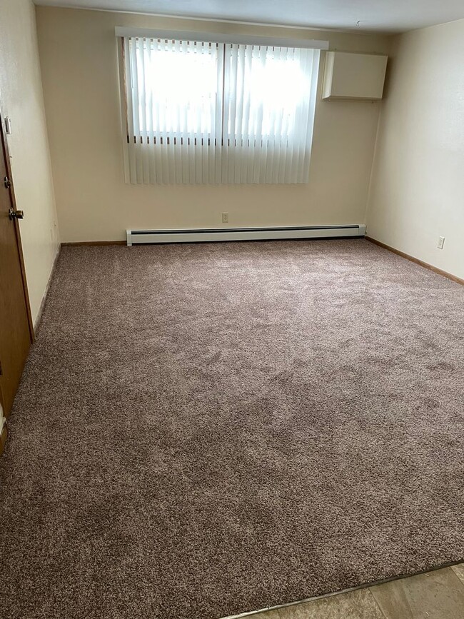 Building Photo - Forestview 2 Bedroom Lower Unit