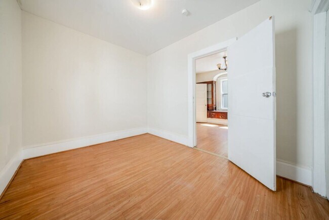 Building Photo - 3402 Roehl Ave