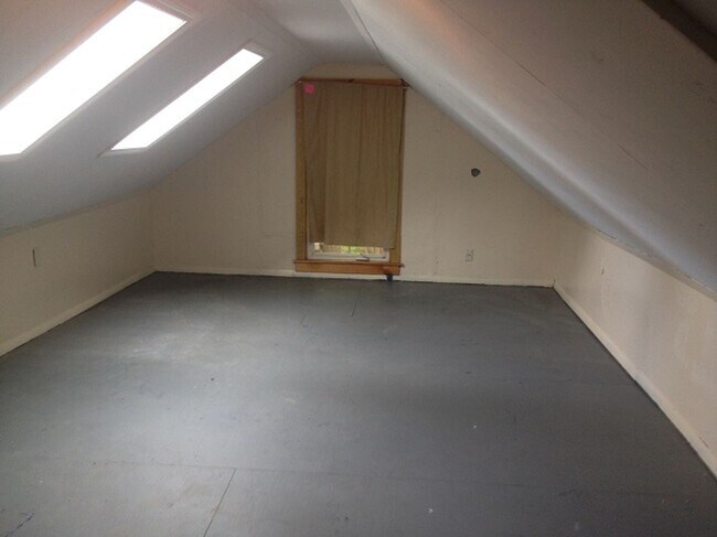 Building Photo - 205 Main St