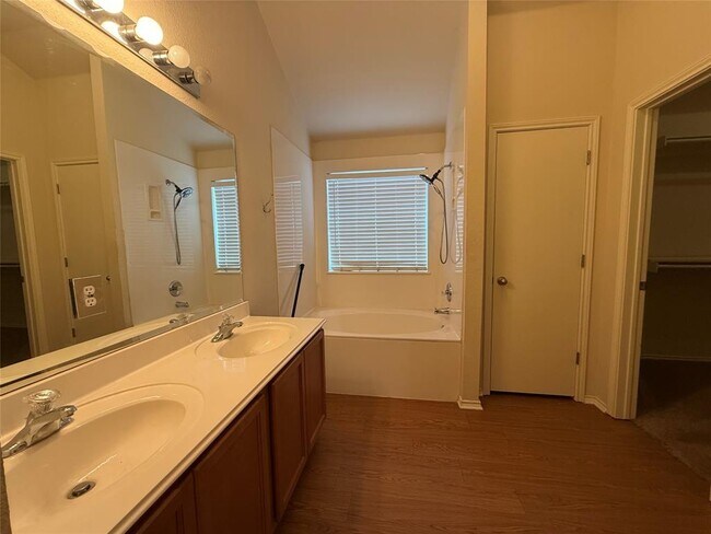 Building Photo - 1341 Rainbow Parke Dr
