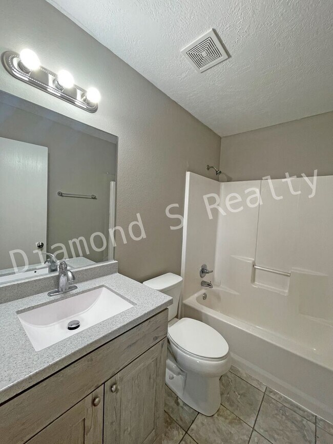 Building Photo - Updated 3 Bedroom Home in Reed/Hillcrest School Districts!