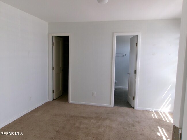 Building Photo - 4200 Camelot Heights Dr