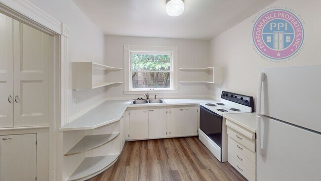 Building Photo - 2406 SE Yamhill St