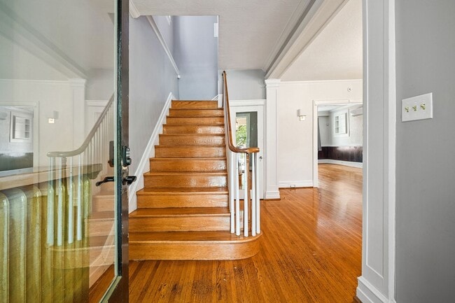 Building Photo - Beautiful Renovated 3 Bedroom 2.5 Bath off...