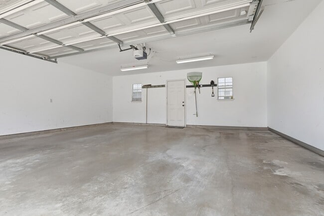 Building Photo - 9419 Stonehouse Ln