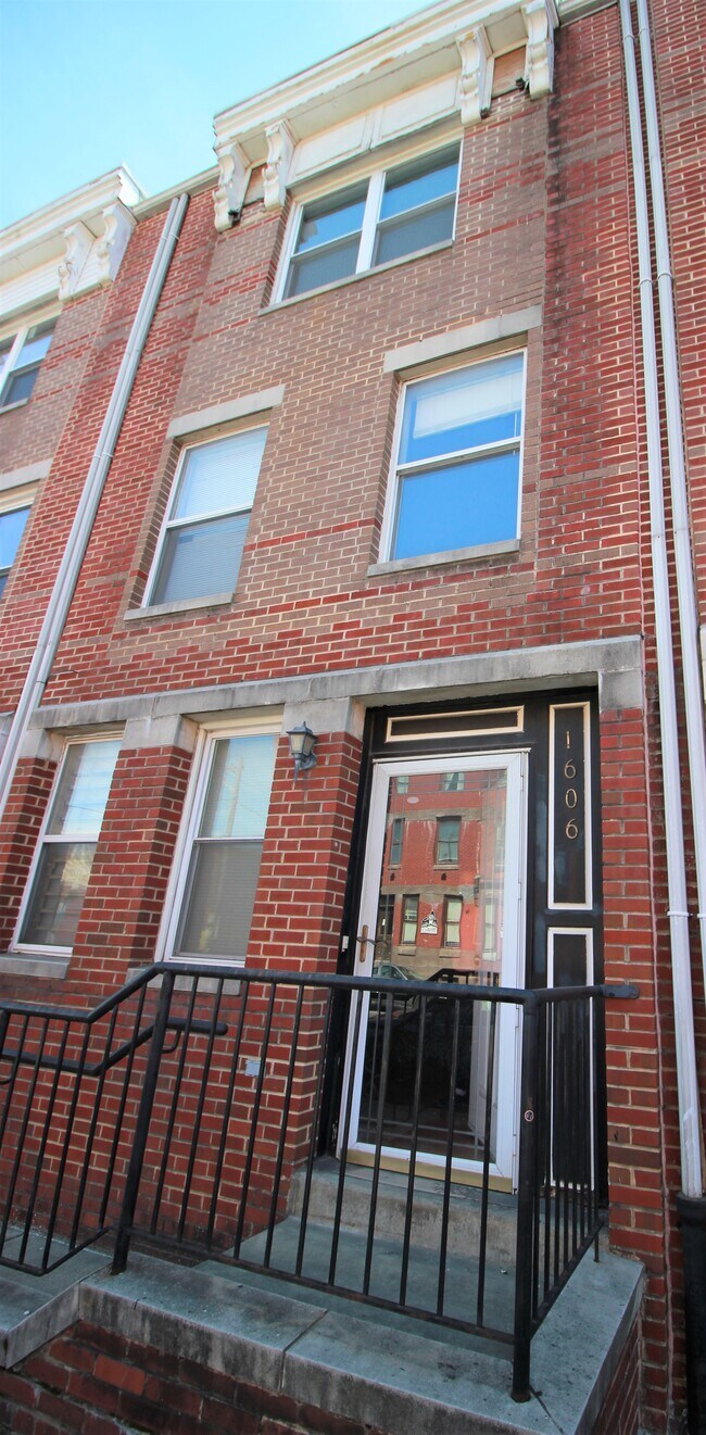Building Photo - 1606 W Diamond St