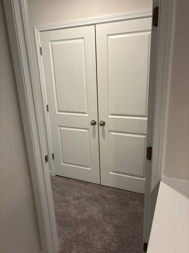 Building Photo - Brand New End-Unit Townhome in Charlotte!