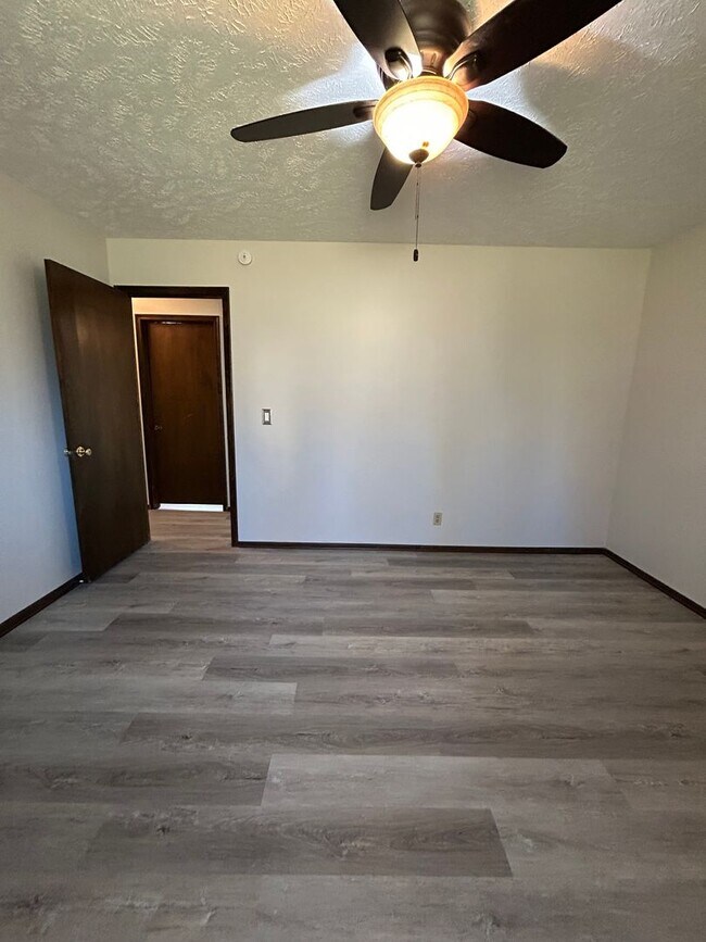 Building Photo - Spacious 3-Bedroom, 1-Bath Home with Garage & Basement in La Vista