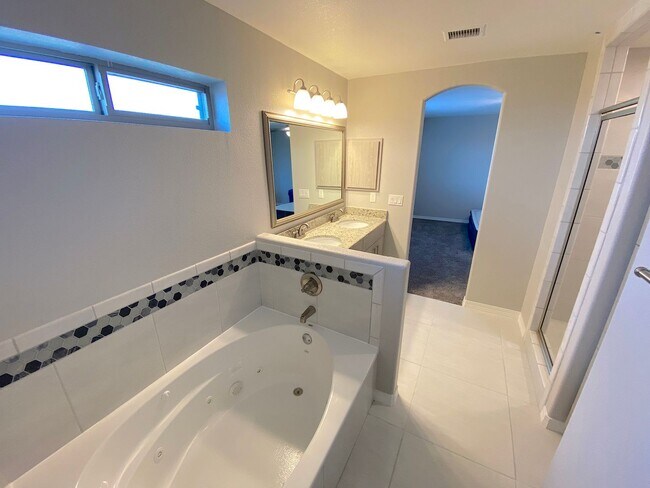 Building Photo - Spacious 4 Bedroom Refrig A/C Home